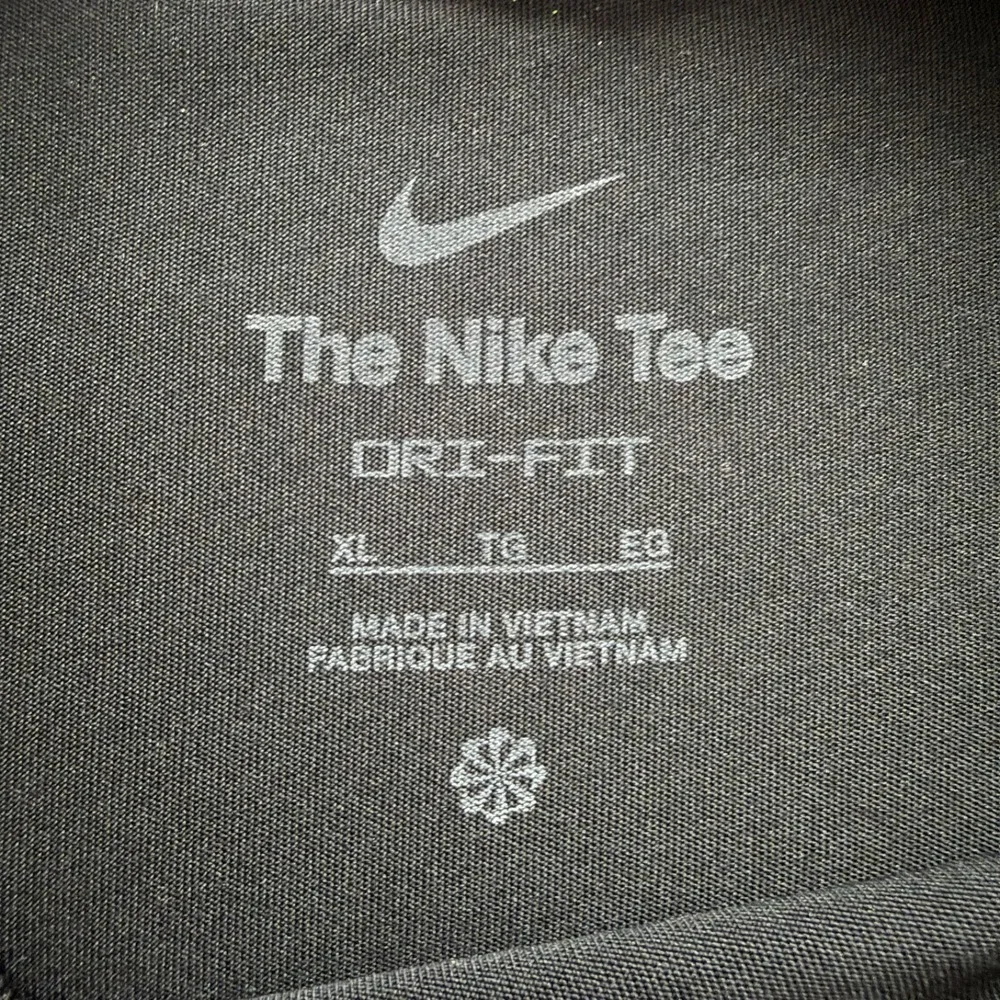 Nike Hoops Boys XL Black Dri-Fit Flame Swoosh Graphic Basketball T-Shirt Tee